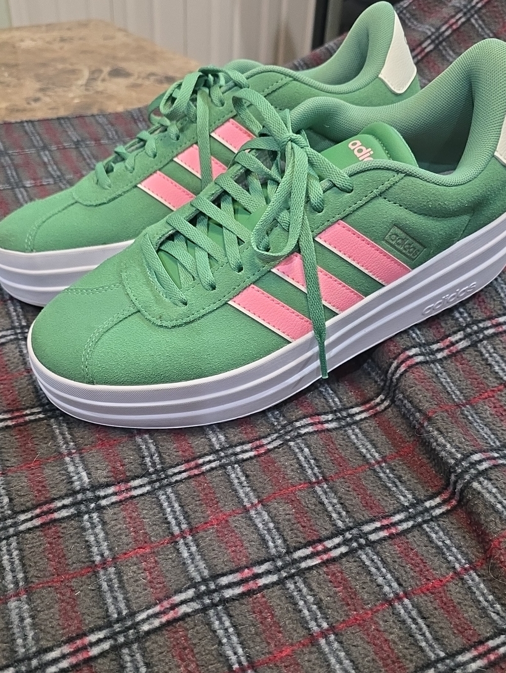 adidas EUC Women's Green Platform Suede Sneakers with Pink Stripes. Size 10